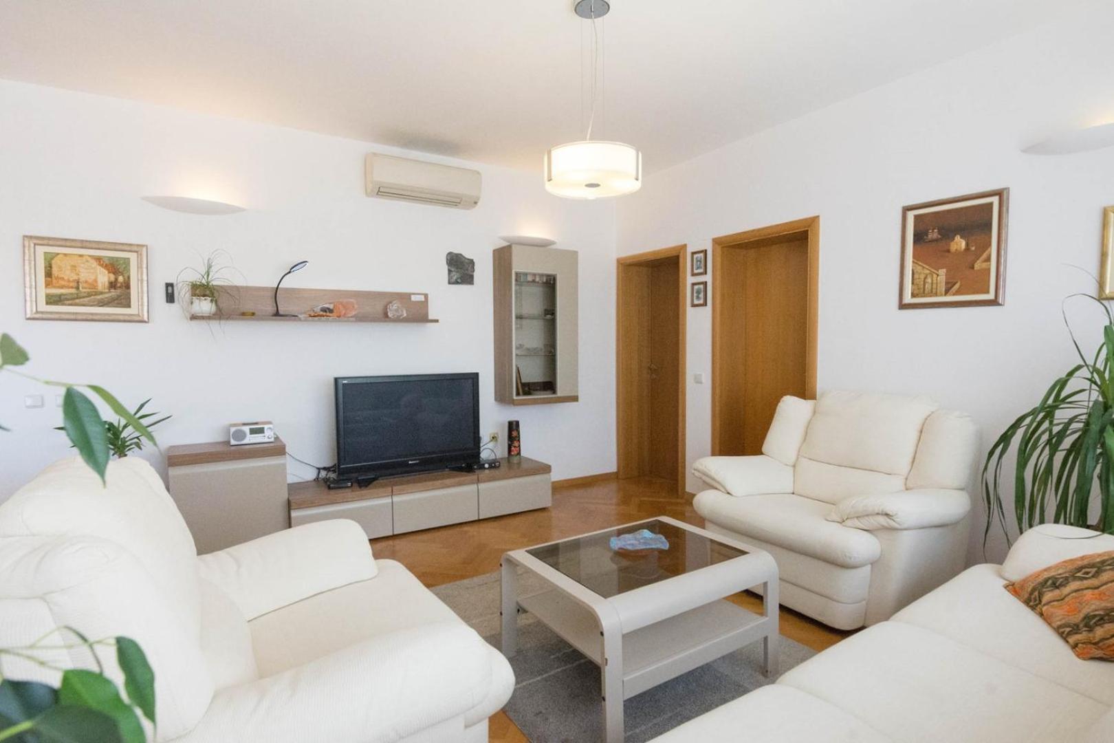 Spacious Apartment On A Great Location -Apartment Kuhta บีโอกราดนาโมรู ภายนอก รูปภาพ